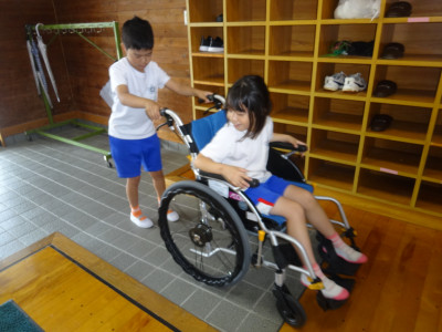 車椅子体験４年２